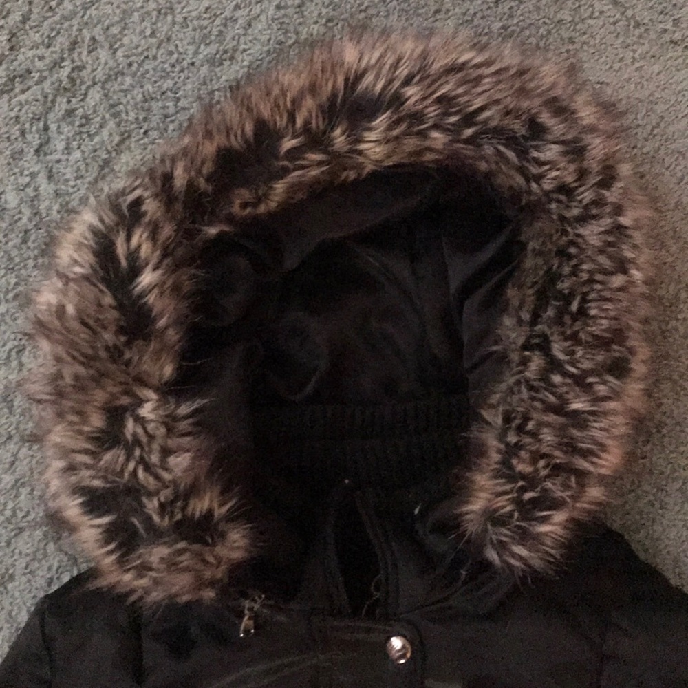 Black GUESS short down puffer w fake fur hood - Picture 9 of 14